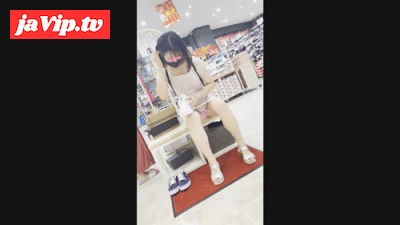 fc2ppv-4619590 - 買い物に夢中で無防備だなぁ…店員さんの接客を待つフリして大接近してみました