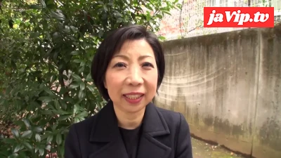 fc2ppv-4568177 - 【熟女】ショートヘアー。57歳。人妻。のりこさん。ぶっといバイブをねじ込まれたまま喉奥深くデカチンを咥え込み涙と愛液を垂らす。激しいピストンに怒号のような喘ぎ声を上げてヨガりイキ。