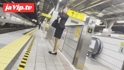 fc2ppv-4544359 - [電車胸チラ]そんな胸パカ状態でお仕事してたの？リクスーOLちゃんの美巨乳おっぱいに大接近。