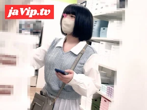 fc2ppv-4522454 - 阴部抽搐的奥车小姐，即使穿着休闲装，也被拍到不穿内裤，可以看到毛茸茸的阴部【低角度/内裤拍摄风格】