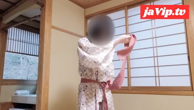 fc2ppv-4219768 - 旅館で浴衣を脱いだ**大生の色白美乳の裸体と炬燵**