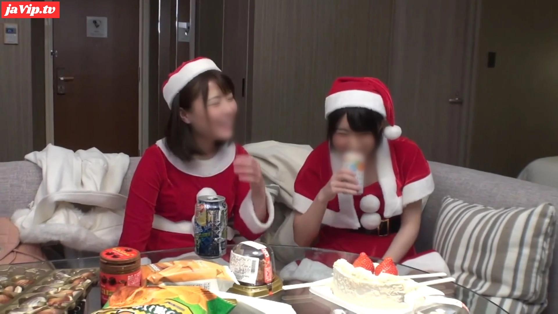 fc2ppv-3172843 - 【個人撮影】童顔で可愛らしいサンタさんを酔わせて吹かせて大乱交セックスに成功！ - FC2PPV動画をオンラインで視聴 - jaVip