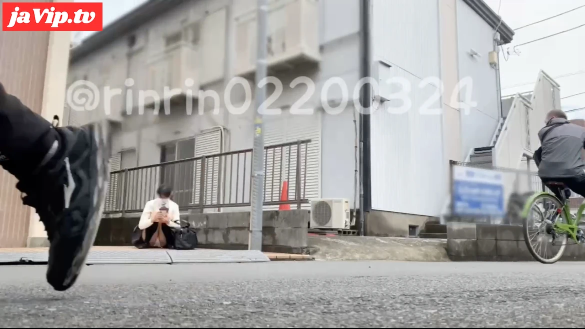 fc2ppv-3169621 - 【りなの自撮りです】制服でしゃがみ込みパンチラしました。人通りがあるところでしゃがみこんでパンツ丸見えな状態でいました。ガン見したりチラ見する人がいて恥ずかしかったです - FC2PPV動画をオンラインで視聴 - jaVip