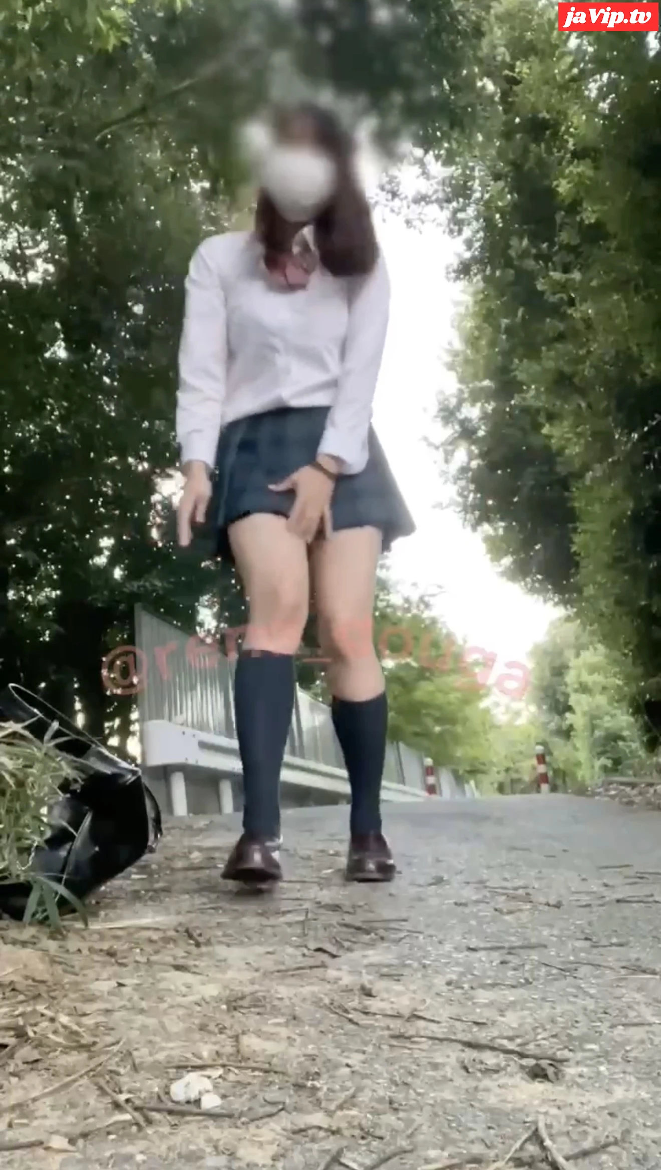 fc2ppv-4883619 - 〈えれなの露出動画〉道路上で制服ノーパンでスカートめくって指でオナニーしました、、オナニーの途中で人が来て慌てて中断したけど、まだ出来そうだったからオナニー再開しちゃってます、、 - FC2PPV動画をオンラインで視聴 - jaVip