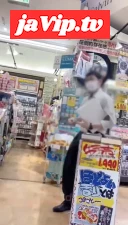 fc2ppv-4889290 - 〈えれなの露出動画〉ドンキ〇―テで制服ノーパンノーブラでおまんこにはディルドを入れて店内を歩いて、人のいないところでディルドオナニーしちゃいました、、どきどきでした、、