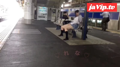 fc2ppv-4910728 - 〈えれなの黒歴史動画〉コロナ禍前の時におじさんに撮影された黒歴史動画シリーズです！駅ホームで乗客が乗っている電車の目の前でオナニーやスカートめくる、、