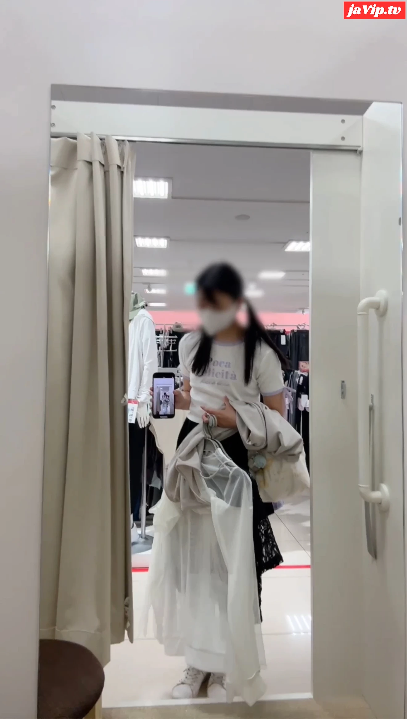 fc2ppv-4717809 - 【女子大生りなのえちな露出オナ】カーテンの下の隙間が開いている試着室で全裸になってお着替え！…人が沢山見えるのにおまんこクパァしたり試着室に座り込んだりしちゃいました…見られてたかも… - FC2PPV動画をオンラインで視聴 - jaVip